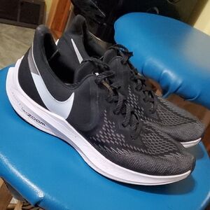 Nike Black & White Running Shoes with Zoom Winflo Cushioning Sz:10